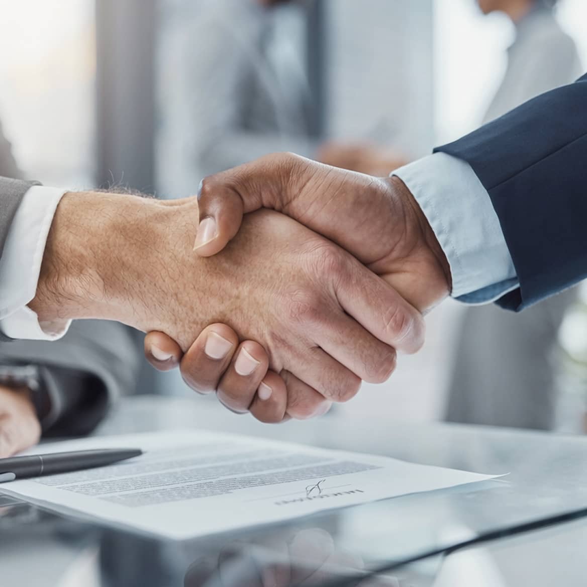 Poignée de mains entre collaborateurs