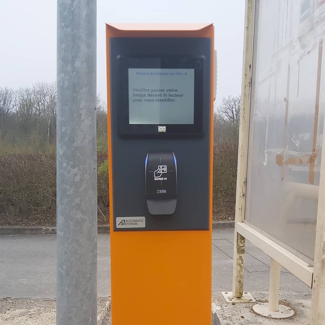 Borne autonome pour contrôler l'accès à une déchetterie