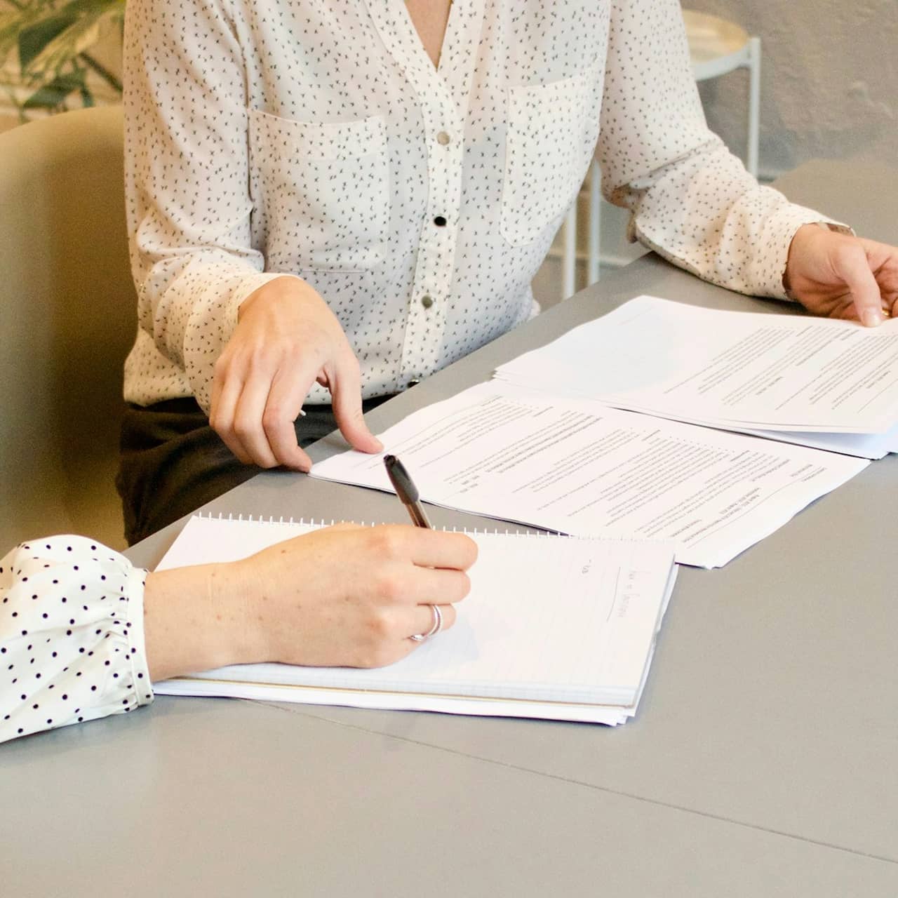 Deux femmes remplissent un contrat
