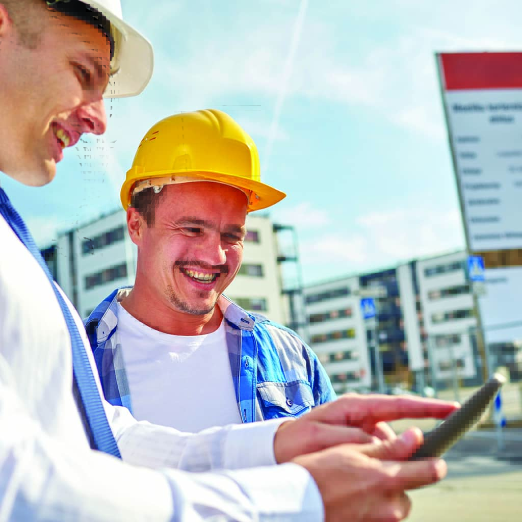 Deux travailleurs sur un chantier